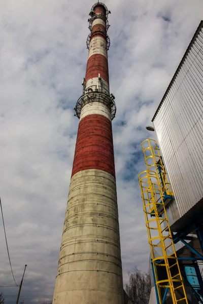 White and red high concrete chimney — Stock Photo, Image