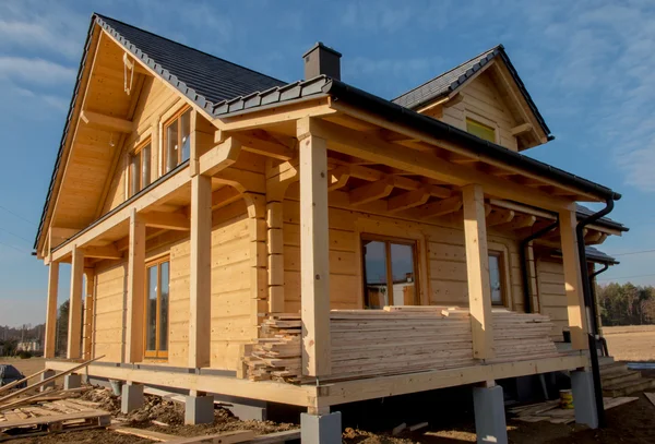 Bouwen van een huis met houten logboeken, — Stockfoto