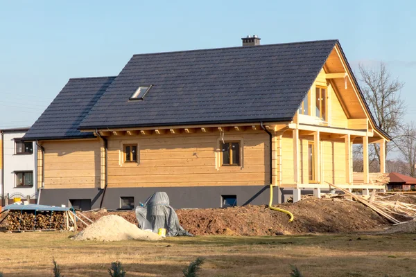 Bau eines Hauses mit Holzstämmen, — Stockfoto