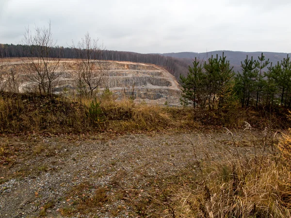 Pequeña cantera forestal en la zona de Czerna, cerca de Cracovia — Foto de Stock