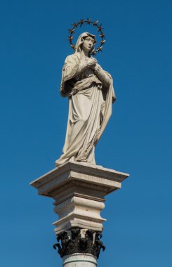 Meryem Immaculate Conception ortasında heykeli