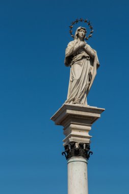 Meryem Immaculate Conception ortasında heykeli