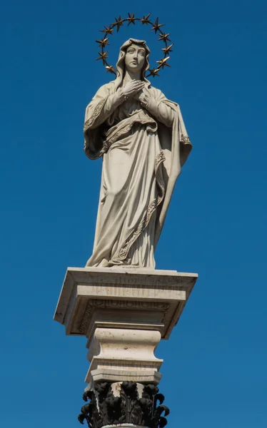 Socha Panny Marie Neposkvrněného početí Panny Marie uprostřed — Stock fotografie