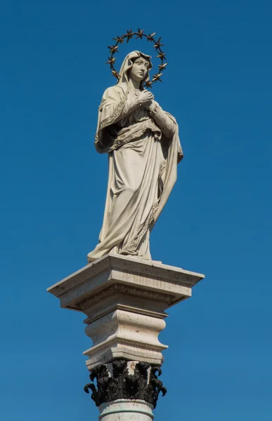 Standbeeld van onze Lieve Vrouwe van de Onbevlekte Ontvangenis in het midden van — Stockfoto