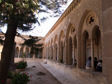 M üzerinde Pater Noster Kilisesi avluda Gotik koridor