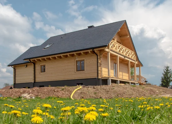 Bau eines Holzhauses auf einer überdachten Wiese — Stockfoto