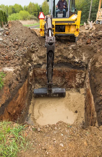 Gräva och utjämning botten av bakgård septitank — Stockfoto