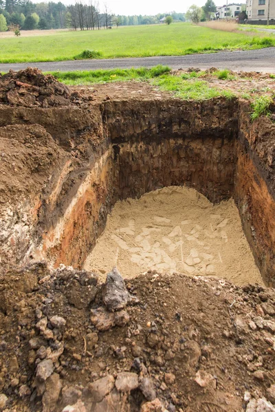 Excavación y nivelación de la parte inferior del tanque séptico patio trasero — Foto de Stock