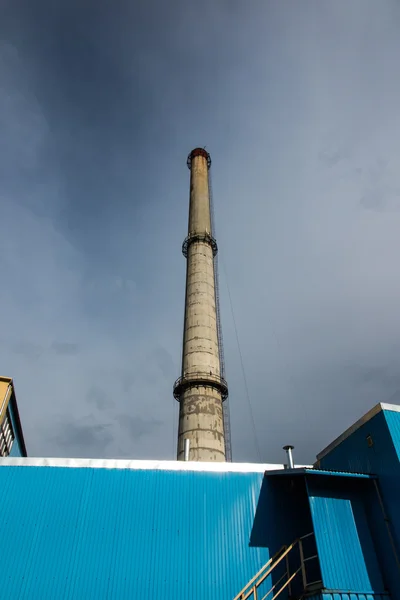 Oude betonnen industriële schoorsteen — Stockfoto