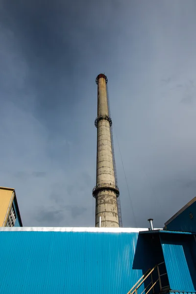 Antigua chimenea industrial de hormigón —  Fotos de Stock