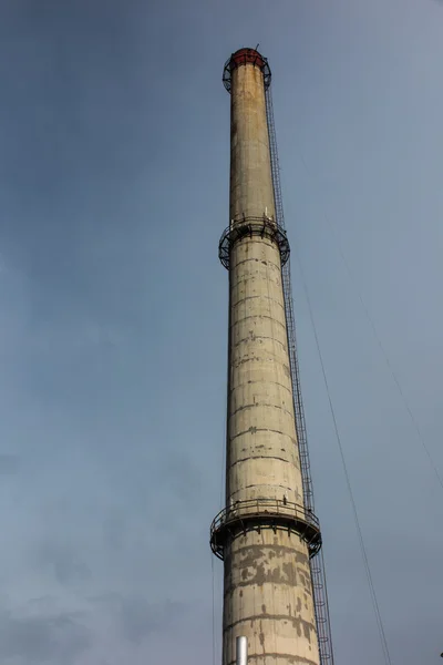 Chaminé industrial de concreto velho — Fotografia de Stock