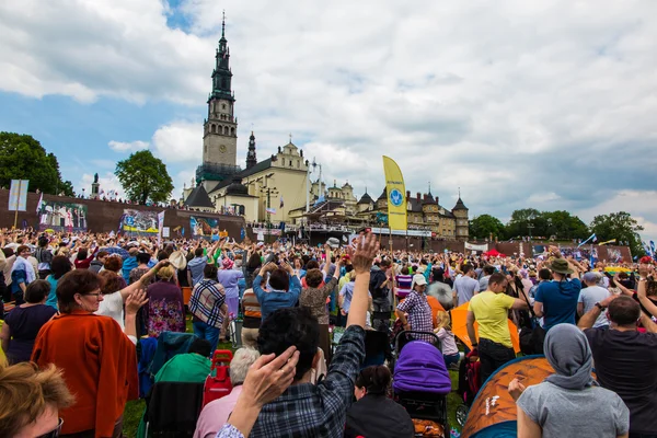 CZESTOCHOWA, POLONIA - 21 de mayo de 2016: Vigilia Carismática Católica R — Foto de Stock