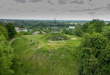 Çapraz çapraz tapınak o yanındaki bir parkta yolda