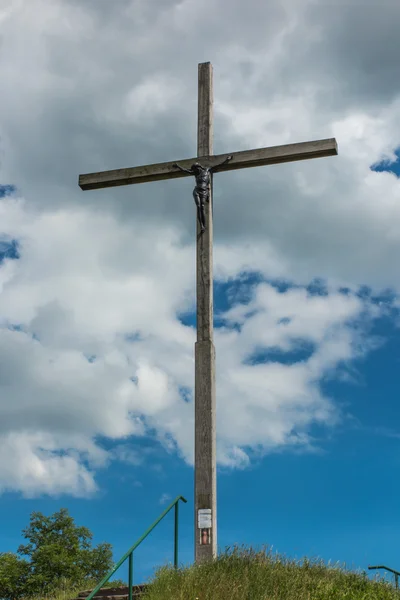 Houten kruis en deels bewolkte hemel — Stockfoto