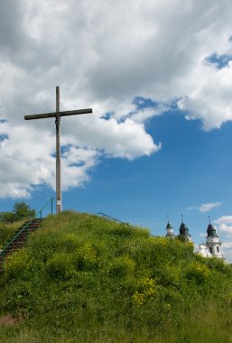 Parçalı bulutlu gökyüzü anketlerinizi Park karşı ahşap çapraz