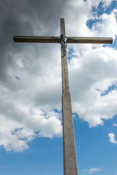 Cruz de madeira e céu parcialmente nublado — Fotografia de Stock