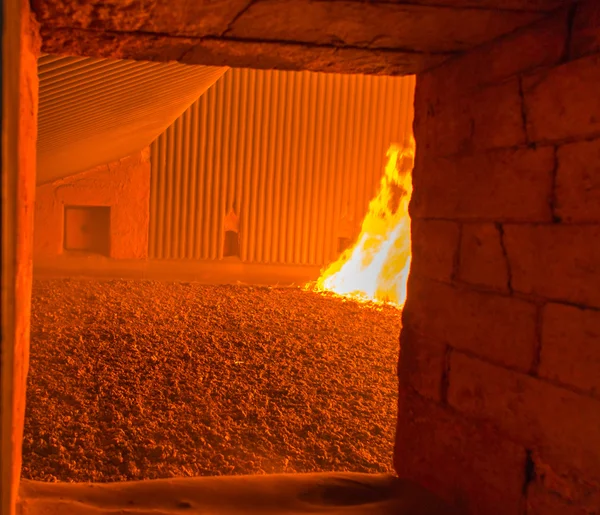 Brand binnen de kolen ketel rooster — Stockfoto