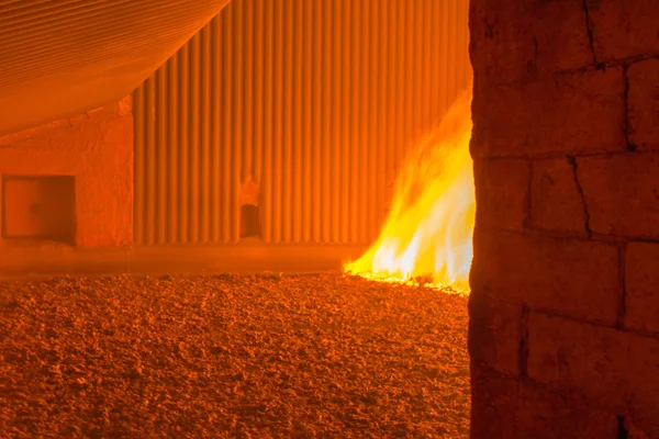 Fogo dentro da grelha da caldeira de carvão — Fotografia de Stock