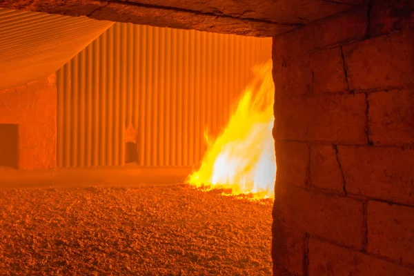 Fogo dentro da grelha da caldeira de carvão — Fotografia de Stock