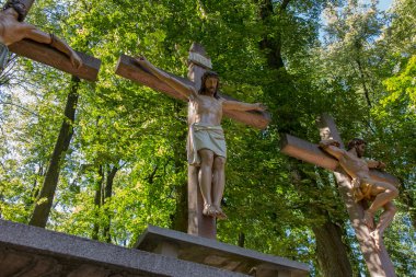 İsa ve iki hırsız Calvary üzerinde haçlar. Uluslararası Shri