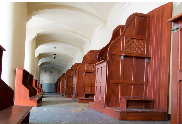 Confesionarios vacíos, un lugar de arrepentimiento y conversión. Interlocutores — Foto de Stock
