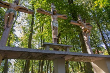 Mount St. Anna, Polonya - 4 Temmuz 2016: İsa ve iki haçlar
