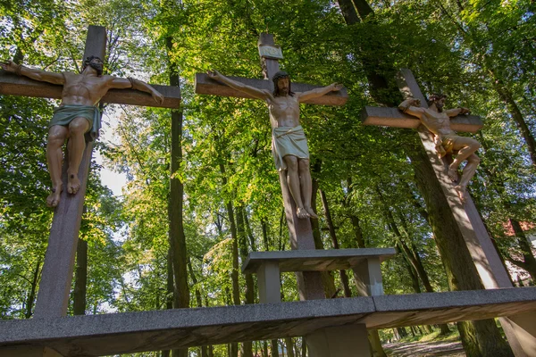 Mont Sainte-Anne, Pologne - 4 juillet 2016 : Croix de Jésus et des deux — Photo