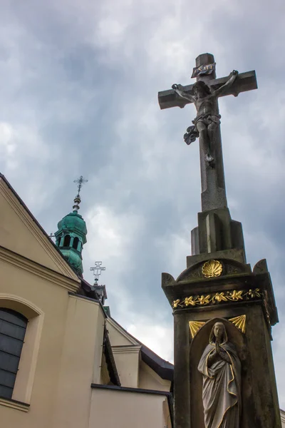 Ancienne croix dans le monastère franciscain sur le Mont Sainte Anna — Photo