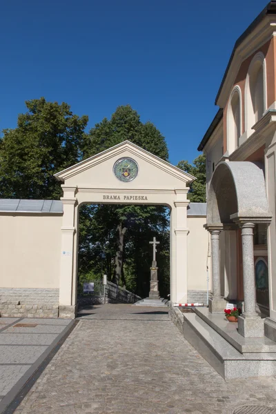 Monte Santa Ana en Polonia, la puerta al monasterio y el Basi — Foto de Stock