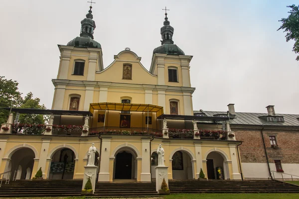 Santuario y el monasterio franciscano en Kalwaria Paclawska en — Foto de Stock