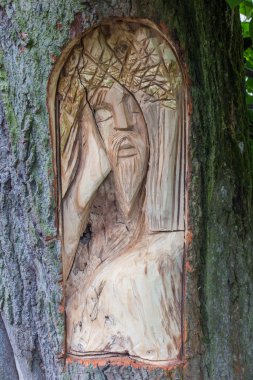 İsa'nın yüzü bir kırık ıhlamur ağacı gövde üzerinde oyulmuş 