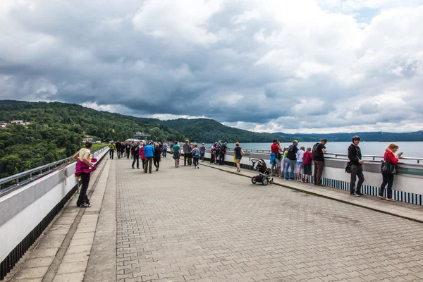 Solina, polen -18 juli 2016: der damm am san fluss in polen — Stockfoto