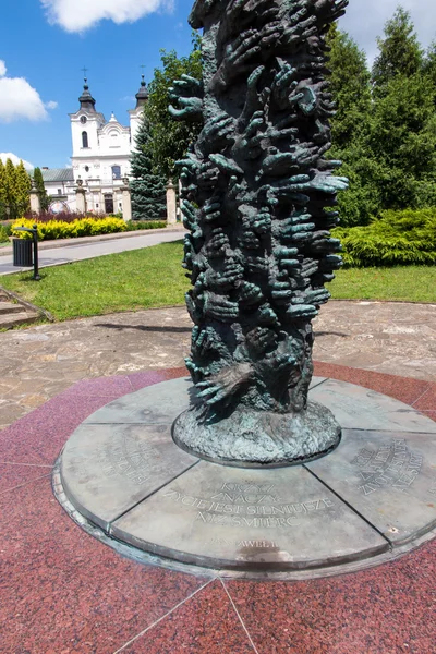 Dukla, Polonia - 22 de julio de 2016: Reconciliación cruzada entrelazada de manos suplicando corona consagrada por el Papa Juan Pablo II — Foto de Stock