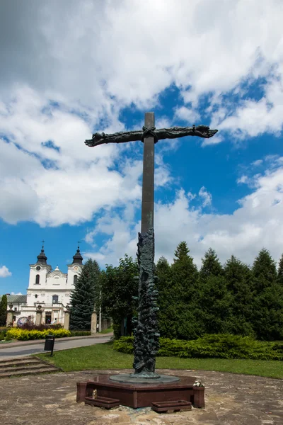 Dukla, Lengyelország - 2016. július 22.: Kereszt egyeztetés összefonódott kezek beadvány John Paul Ii pápa szentelt koszorú — Stock Fotó