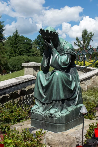 Statua della Vergine Maria che piange accanto alla Basilica di Nostra Signora o — Foto Stock