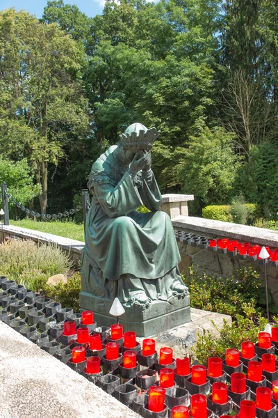 Estatua de la Virgen María llorando junto a la Basílica de Nuestra Señora o — Foto de Stock