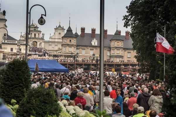 Czestochowa, Polonia - 28 de julio de 2016: Peregrinos esperando el ar —  Fotos de Stock