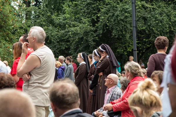 Czestochowa, Polsko - 28. července 2016: Poutníků čekání na ar — Stock fotografie