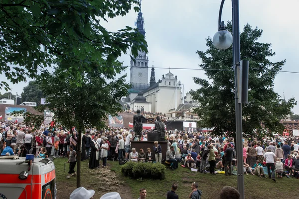 Czestochowa, Polonia - 28 de julio de 2016: Peregrinos esperando el ar —  Fotos de Stock