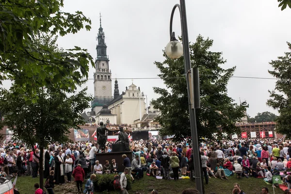 Czestochowa, Polonia - 28 de julio de 2016: Peregrinos esperando el ar —  Fotos de Stock