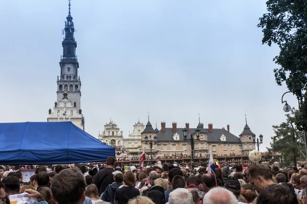 Czestochowa, Polen - 28 juli 2016: Pelgrims te wachten voor de ar — Stockfoto