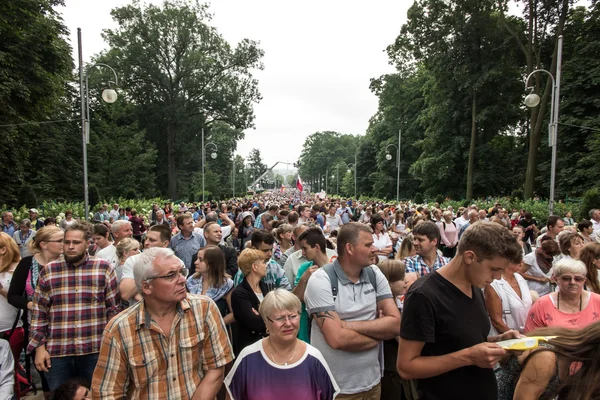 Czestochowa, polen - 28. Juli 2016: Pilger warten auf das Ende der Reise — Stockfoto