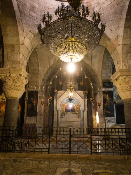 ИЕРУСАЛИМ, Израель - 15 июля 2015 г.: Одна из часовнь в базилике Гроба Господня в Иерусалиме — стоковое фото