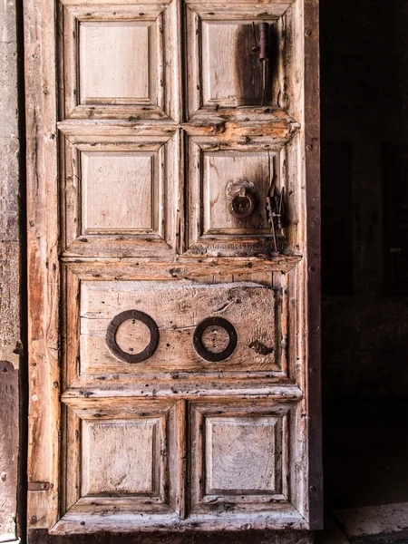 Vew on main entrance in at the Church of the Holy Sepulchre in O — Stock Photo, Image