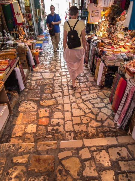 Jerusalem, Israel - 15 juli 2015: Smala sten gatan bland sta — Stockfoto