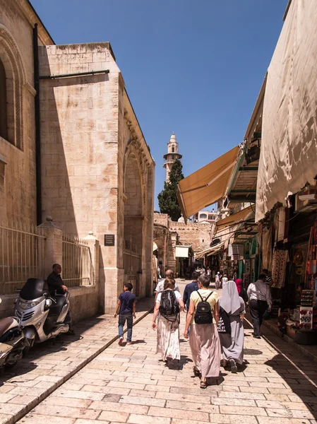 Jeruzalém, Izrael - 15 července 2015: Úzké kamenné ulice mezi sta — Stock fotografie