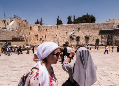 Kudüs - Juli 15: Yahudi dua ve hacılar Batı yanında 