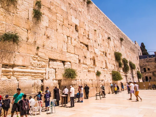 JERUSALEM - Juli 15: Jewish prayers and pilgrims beside Western — Stock Photo, Image