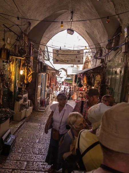 Jerusalem, Israel - July 15, 2015: Narrow stone street among sta — Stock Photo, Image