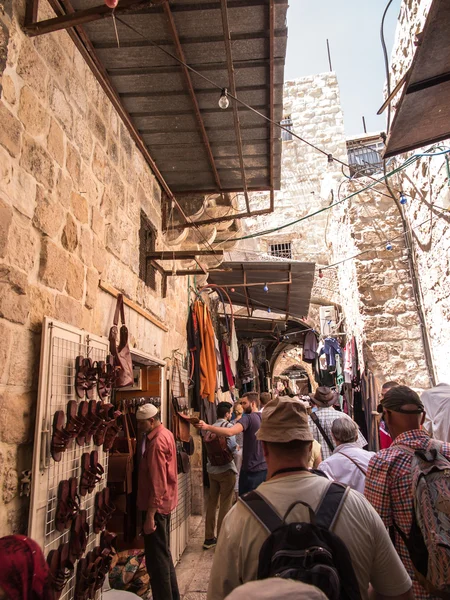 Jerusalem, Israel - 15 juli 2015: Smala sten gatan bland sta — Stockfoto